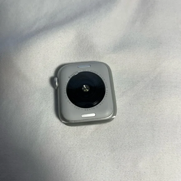 Apple Watch SE New 40MM Alluminum Case with Charger - Picture 7 of 10